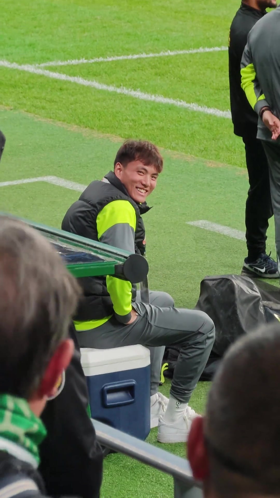 说了啥?没上场的李昊被场边国安球迷大爷逗笑😂